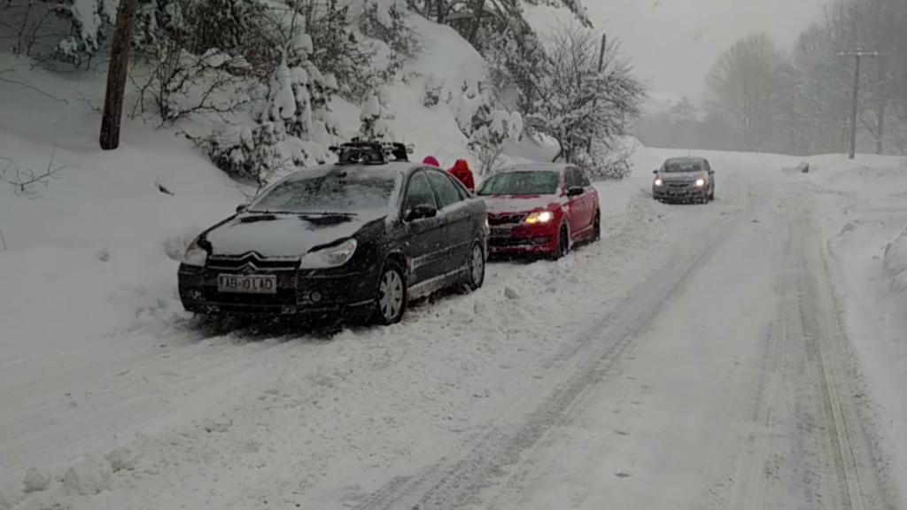 peste 60 de utilaje de deszăpezire intervin pe drumurile județene din sibiu. cum se circulă!