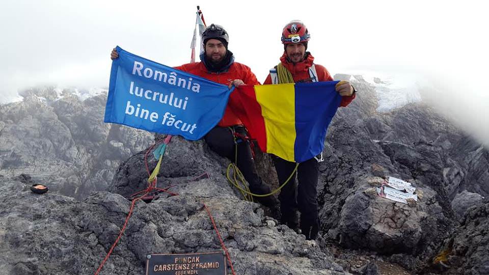 Doi români transmit MESAJUL LUI IOHANNIS de la 4884 de metri