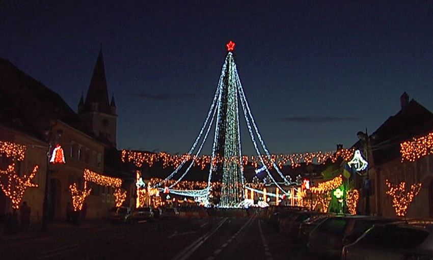 video foto la cisnădie a fost inaugurat cel mai înalt brad de crăciun din românia