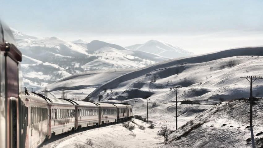 femeie lovită mortal de tren la miercurea sibiului. poliția încă nu a identificat-o!