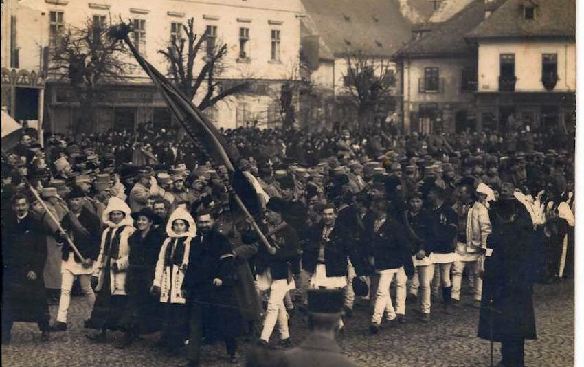 FOTO Imagini inedite din centrul Sibiului, în ziua Unirii din anul 1918