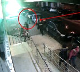 video foto iată momentul în care mama și-a aruncat fetița pe scări la polisano. poliția a identificat-o!