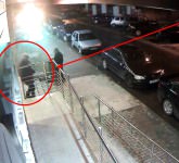 video foto iată momentul în care mama și-a aruncat fetița pe scări la polisano. poliția a identificat-o!