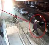 video foto iată momentul în care mama și-a aruncat fetița pe scări la polisano. poliția a identificat-o!