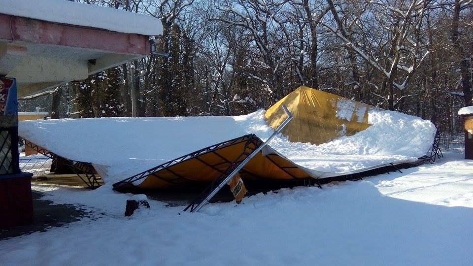 foto la un pas de tragedie la intrarea în zoo sibiu. s-a prăbușit o construcție!