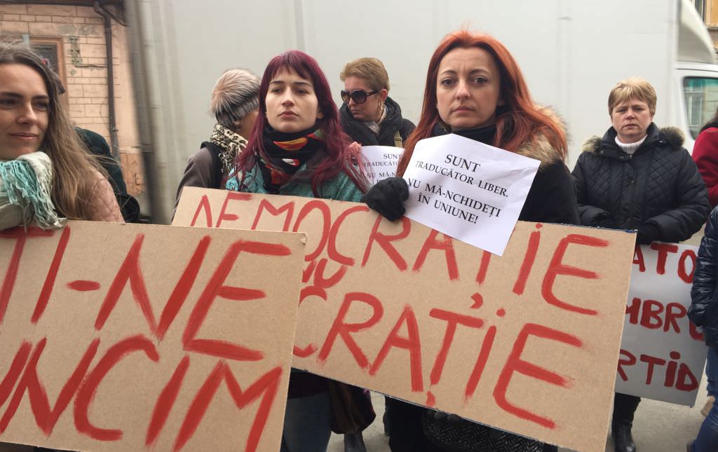 video foto zeci de traducători au ieșit în stradă la sibiu. uite ce vor!