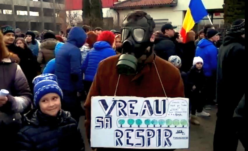 video - proteste la 50 de kilometri de sibiu. zeci de sibieni au manifestat și ei cu măști pe față!