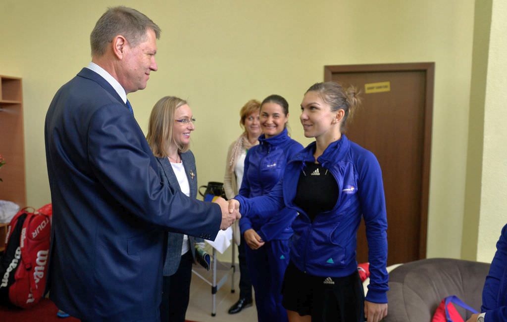 video iohannis a cântat imnul cu halep la fed cup. din tribună!