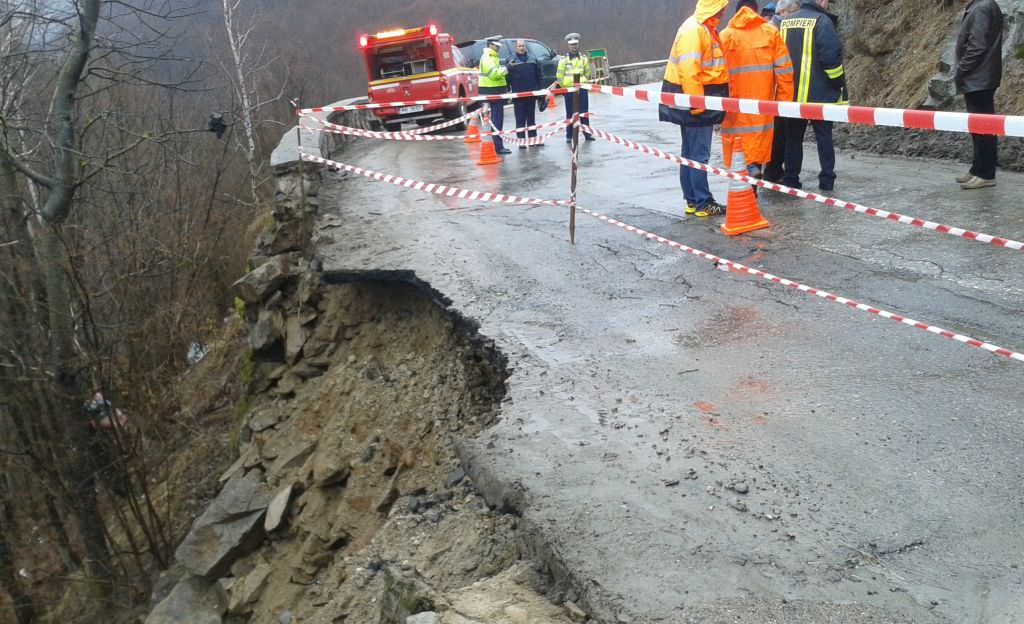 alertă – o stâncă riscă să cadă pe dj106e la tilișca. drum închis și oameni evacuați dintr-o casă