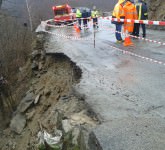 foto drumul săliște – jina a luat-o la vale. traficul a fost închis între rod și tilișca