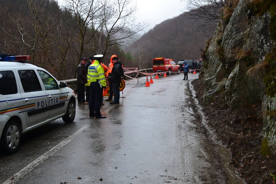 transalpina surpată. o porțiune din dj 106e a luat-o la vale în apropiere de tilișca!