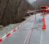 foto drumul săliște – jina a luat-o la vale. traficul a fost închis între rod și tilișca