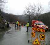 foto drumul săliște – jina a luat-o la vale. traficul a fost închis între rod și tilișca