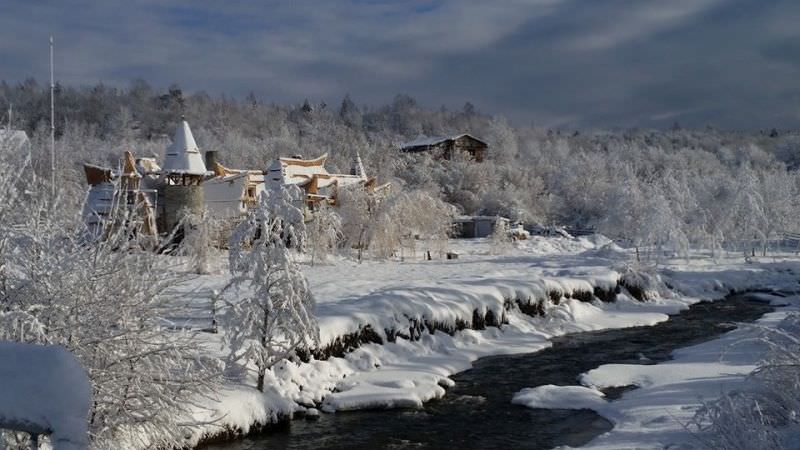 FOTO Pensiune turistică unicat în Europa, construită la Porumbacu de Sus. E FABULOS cum arată!