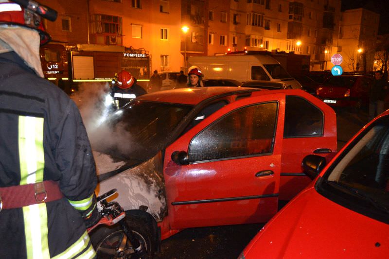 foto - maşini incendiate pe strada ştefleşti!