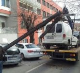 video foto băieții de la ridicări auto au rupt un stâlp și au avariat alte 3 vehicule. imagini uluitoare!