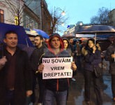 update video foto – miting în piața mare împotriva ”imunității parlamentare”. au venit puțini oameni!