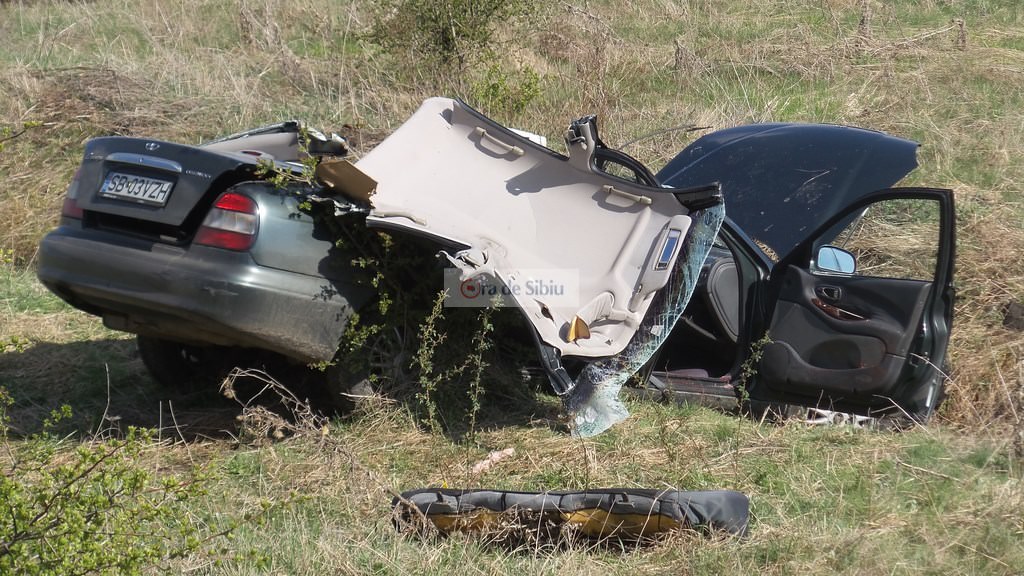 video foto accident groaznic în dealul dăii. o persoană grav rănită și o mașină făcută praf!