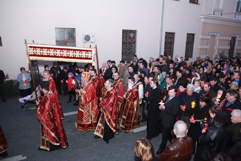 Mii de sibieni au participat la Denia din Vinerea Mare de la catedrala mitropolitană!