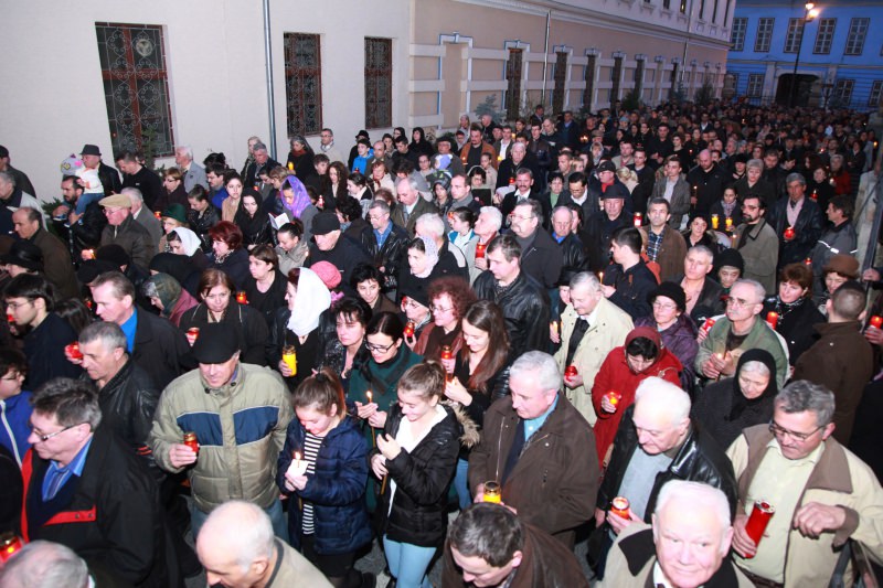 Mii de sibieni au participat la Denia din Vinerea Mare de la catedrala mitropolitană!