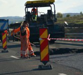 foto fisuri acoperite cu un strat nou de asfalt pe autostrada sibiu – orăștie