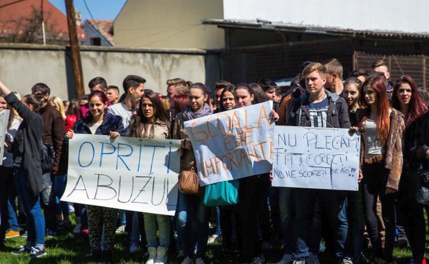 proteste la liceul agricol din sibiu. elevii și profesorii, demonstrații la unison!