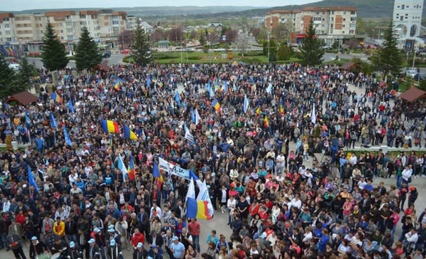 foto proteste la mioveni pentru autostrada sibiu – pitești. s-a strigat ”jos ponta” și ”jos iohannis”!