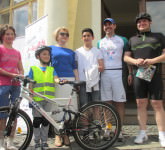 principele nicolae a ajuns pe bicicletă la sibiu. a fost primit chiar de primarul astrid fodor (foto)