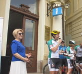 principele nicolae a ajuns pe bicicletă la sibiu. a fost primit chiar de primarul astrid fodor (foto)