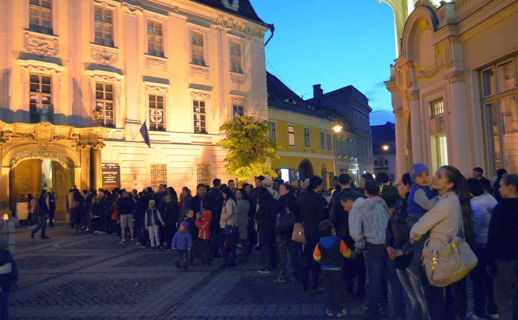 foto coadă la brukenthal de noaptea muzeelor 2015