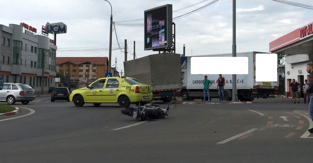 video foto motociclist lovit de un microbuz în giratoriu pe șoseaua alba iulia