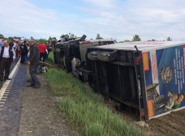 foto autocar atlassib implicat într-un accident la limita dintre sibiu și brașov. o persoană a murit!