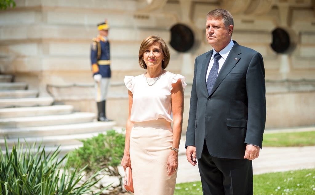 panică pentru președintele iohannis. prima doamnă s-a răzgândit!