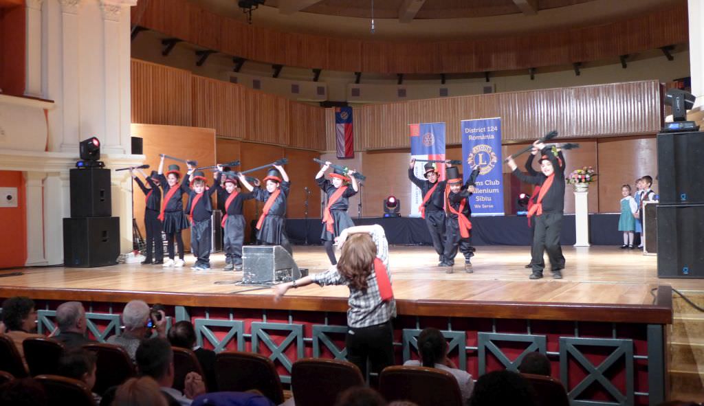 copiii cu nevoi speciale dansează la un festival special la sibiu