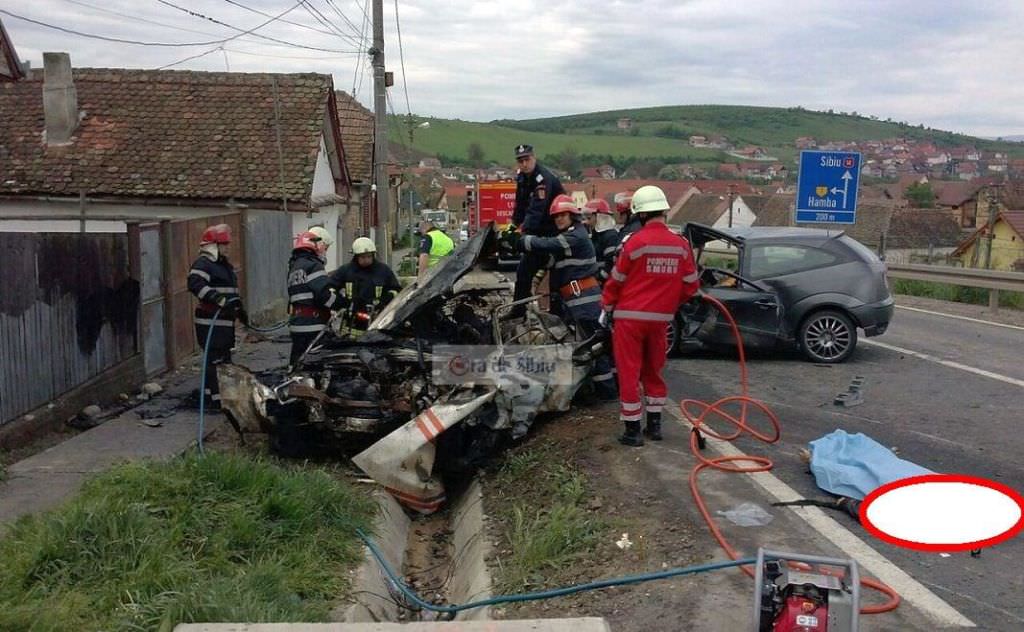 update video foto accident groaznic pe dn 14 la iesirea din sura mare. o masina a luat foc, iar doua persoane au murit