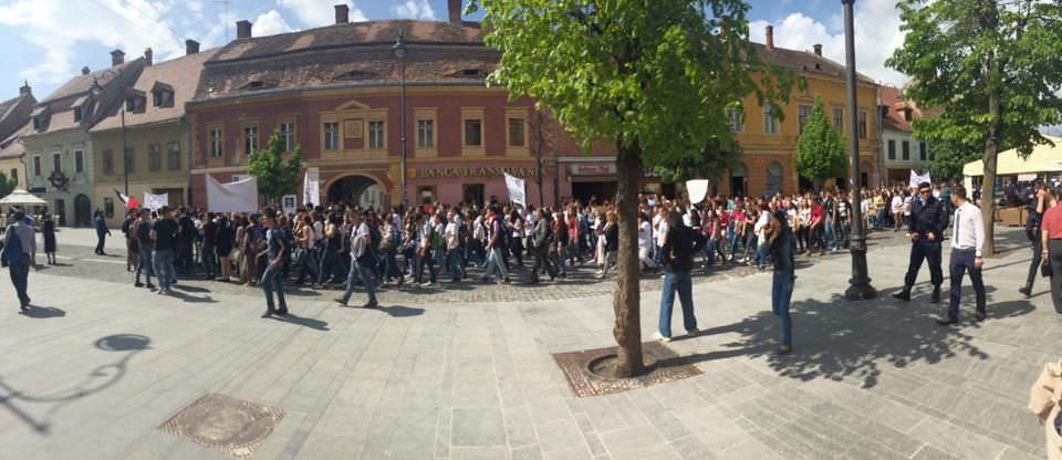 foto protest al elevilor și profesorilor de la colegiul agricol din sibiu împotriva mutării liceului