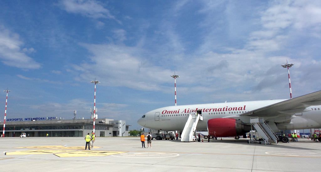 video si foto – a aterizat boeing 777 la sibiu! vezi înregistrarea transmisiei live!