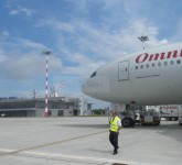 video și foto exclusiv din și cu boeing-ul 777 aterizat la sibiu. unde a mai zburat și câți ani are aeronava!