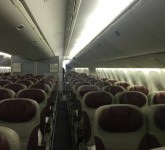 video și foto exclusiv din și cu boeing-ul 777 aterizat la sibiu. unde a mai zburat și câți ani are aeronava!