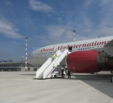 video și foto exclusiv din și cu boeing-ul 777 aterizat la sibiu. unde a mai zburat și câți ani are aeronava!