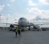 video și foto exclusiv din și cu boeing-ul 777 aterizat la sibiu. unde a mai zburat și câți ani are aeronava!