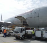 video și foto exclusiv din și cu boeing-ul 777 aterizat la sibiu. unde a mai zburat și câți ani are aeronava!