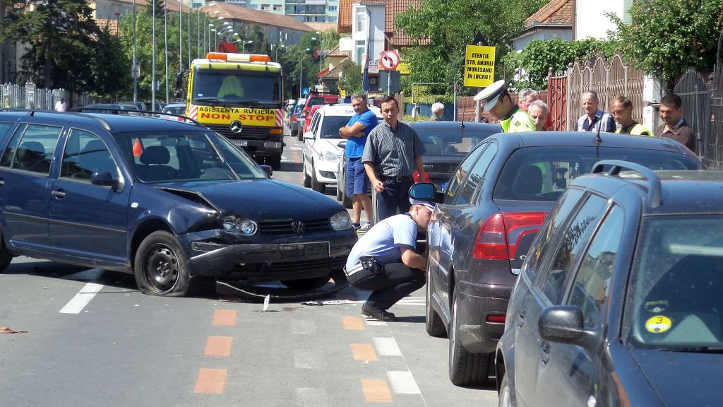 video foto accident grav pe iorga - două femei rănite. una a fost prinsă sub o mașină!