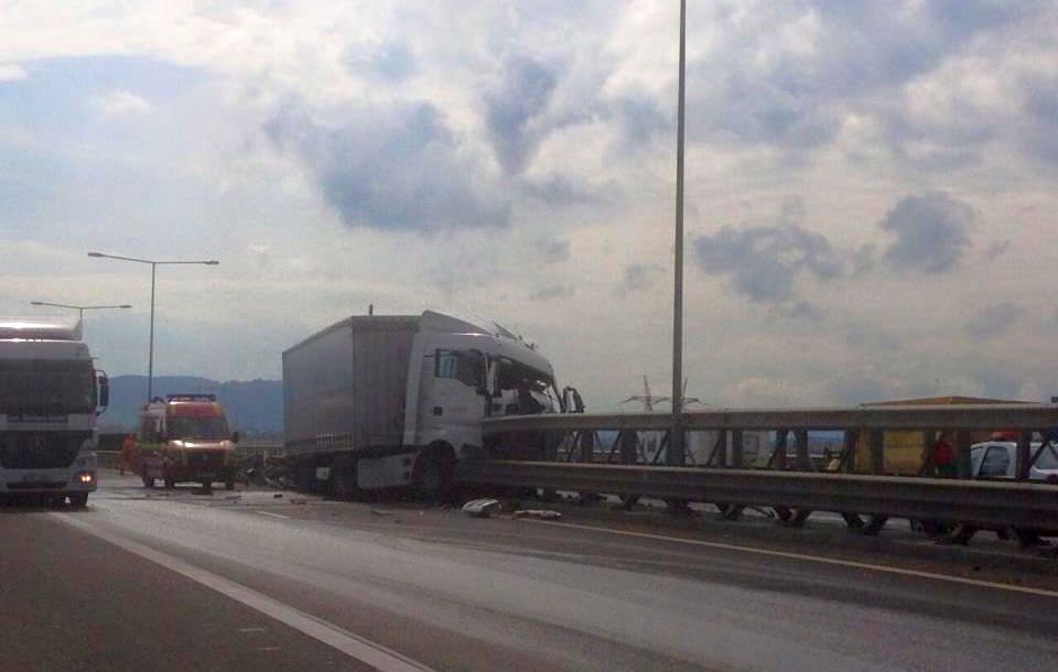 UPDATE FOTO: Accident spectaculos pe autostrada Sibiu – Sebeș. Șoferul unui TIR proiectat prin geam!