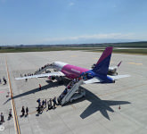 foto - cel mai nou avion al wizz a aterizat la sibiu de la dortmund - vezi cum se vopsește un avion