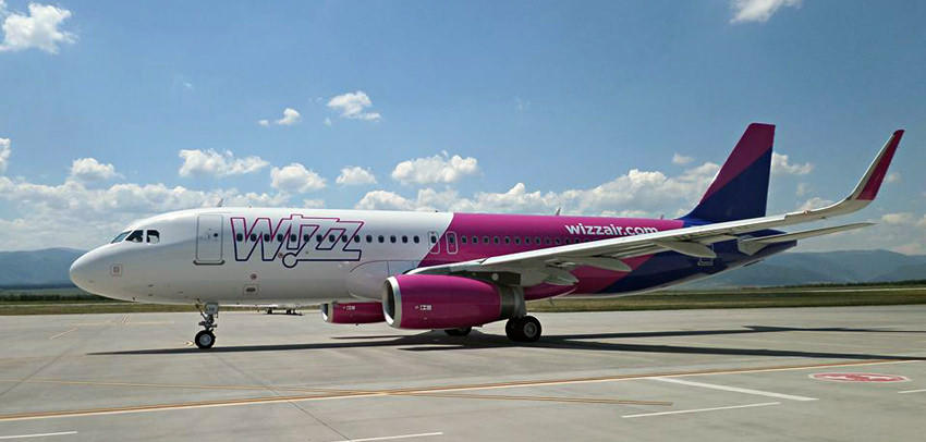 avion wizz air acrosat de o cisterna cu apa în timp ce se pregătea să decoleze