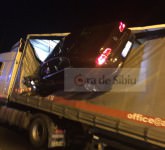 update video foto spectaculos - accident ca în filme la veștem. s-a înfipt cu mașina într-un tir!