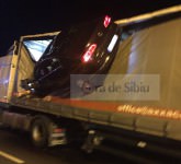 update video foto spectaculos - accident ca în filme la veștem. s-a înfipt cu mașina într-un tir!