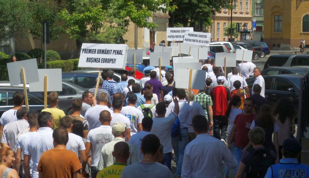 video foto marș anti ponta la sibiu - a durat fix 15 minute și s-au strâns vreo 250 de oameni