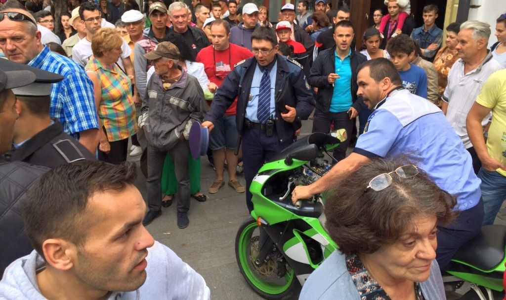 video foto teroare în centrul sibiului. un tânăr a intrat cu motorul în mijlocul spectatorilor de la un spectacol fits!